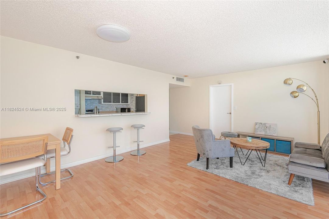 Vendido Recientemente: $389,000 (2 camas, 2 baños, 1030 Pies cuadrados)