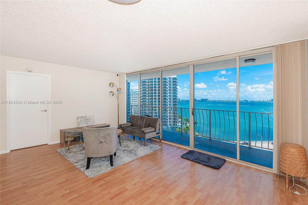 Vendido Recientemente: $389,000 (2 camas, 2 baños, 1030 Pies cuadrados)