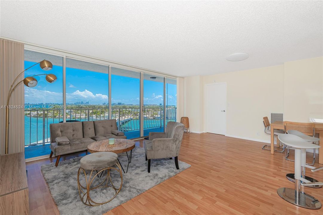 Vendido Recientemente: $389,000 (2 camas, 2 baños, 1030 Pies cuadrados)