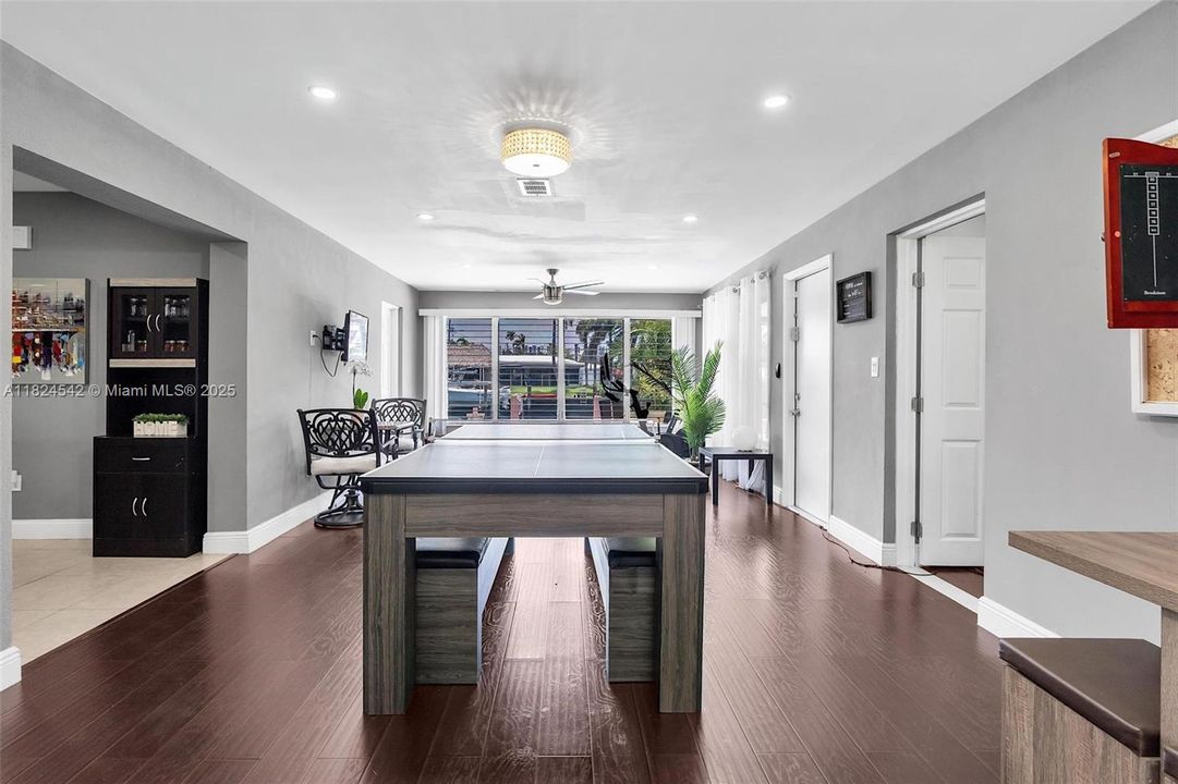 合同活跃: $1,050,000 (3 贝兹, 2 浴室, 1892 平方英尺)