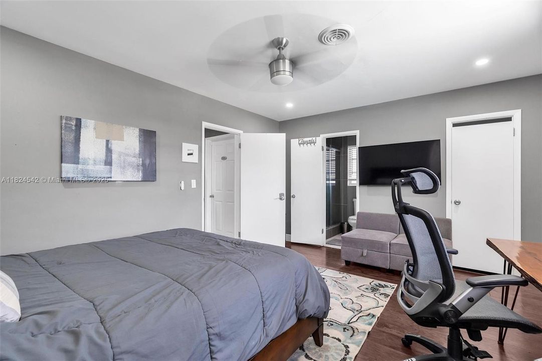 合同活跃: $1,050,000 (3 贝兹, 2 浴室, 1892 平方英尺)