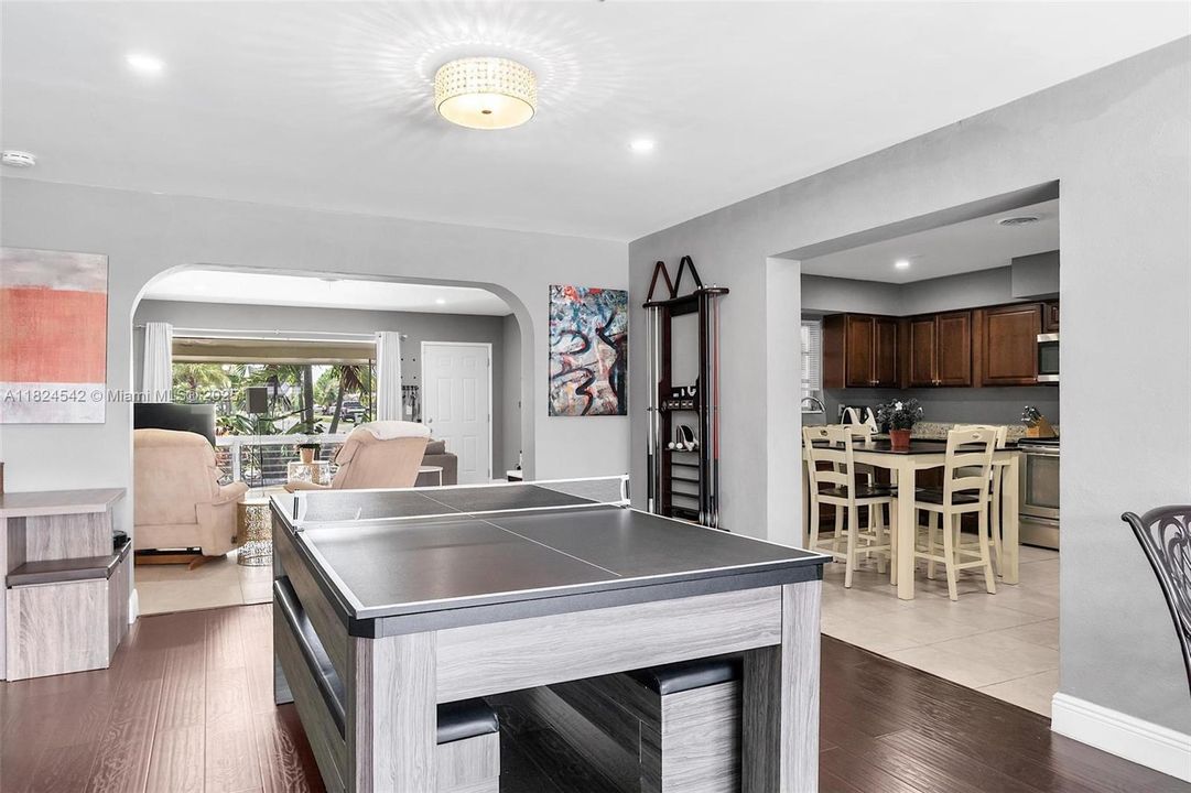 合同活跃: $1,050,000 (3 贝兹, 2 浴室, 1892 平方英尺)