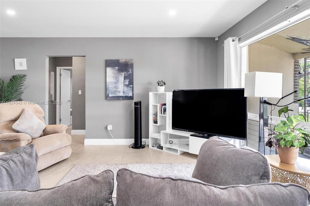 合同活跃: $1,050,000 (3 贝兹, 2 浴室, 1892 平方英尺)