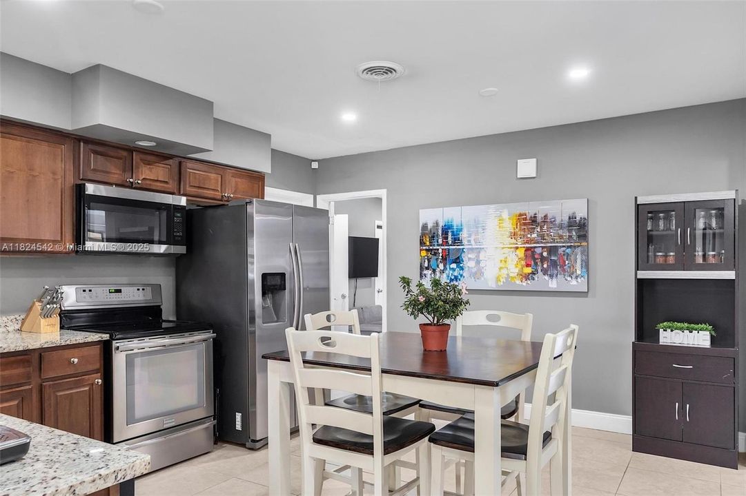 合同活跃: $1,050,000 (3 贝兹, 2 浴室, 1892 平方英尺)