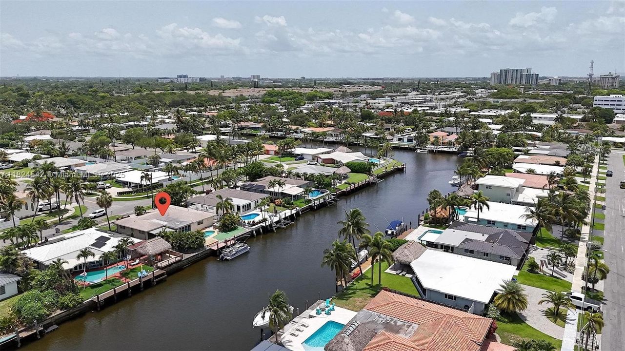 合同活跃: $1,050,000 (3 贝兹, 2 浴室, 1892 平方英尺)