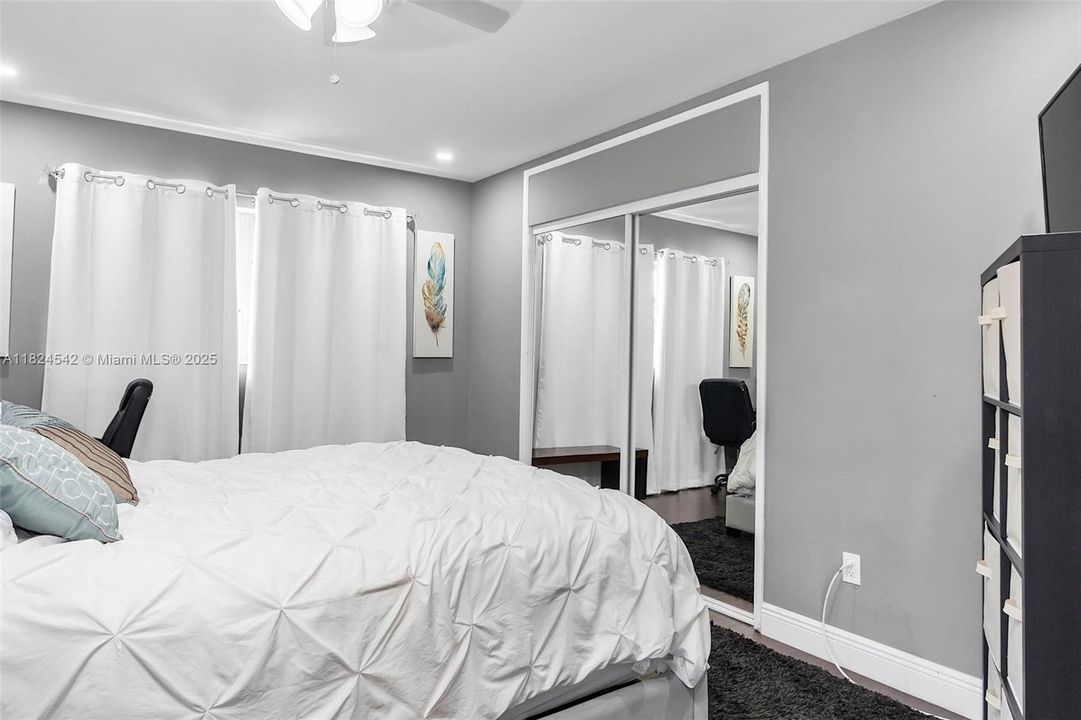 合同活跃: $1,050,000 (3 贝兹, 2 浴室, 1892 平方英尺)