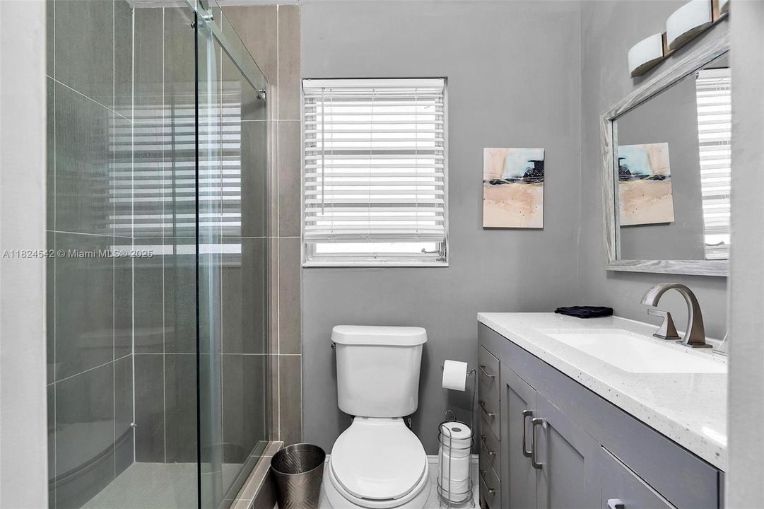 合同活跃: $1,050,000 (3 贝兹, 2 浴室, 1892 平方英尺)