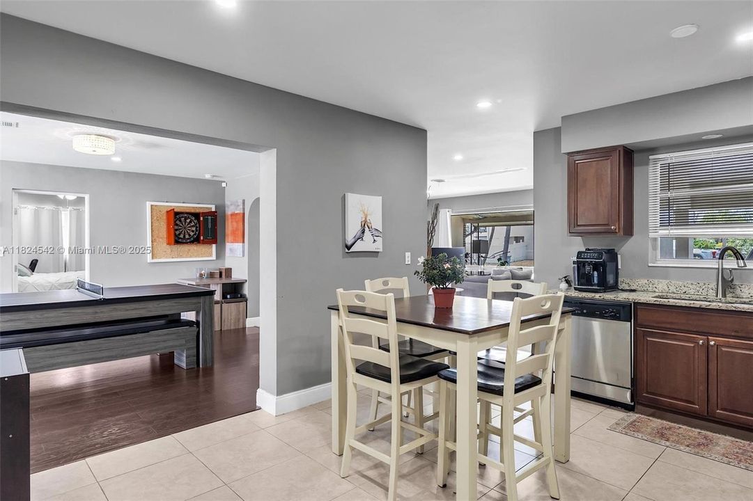 合同活跃: $1,050,000 (3 贝兹, 2 浴室, 1892 平方英尺)