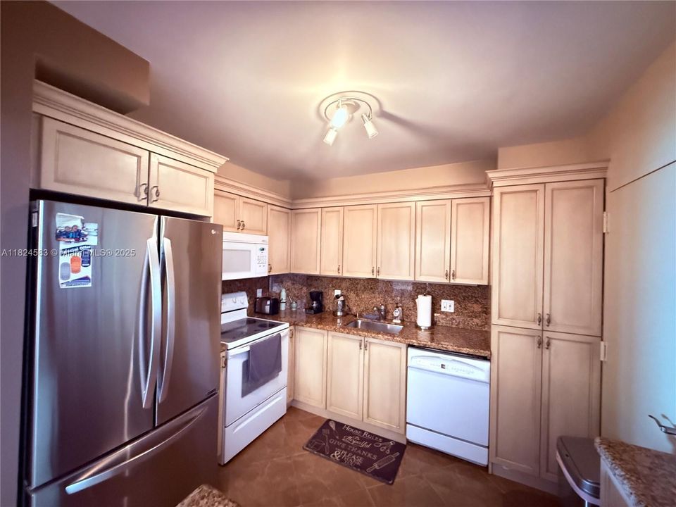 For Sale: $675,000 (2 beds, 2 baths, 1240 Square Feet)