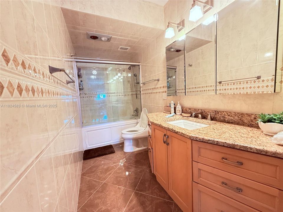 For Sale: $675,000 (2 beds, 2 baths, 1240 Square Feet)