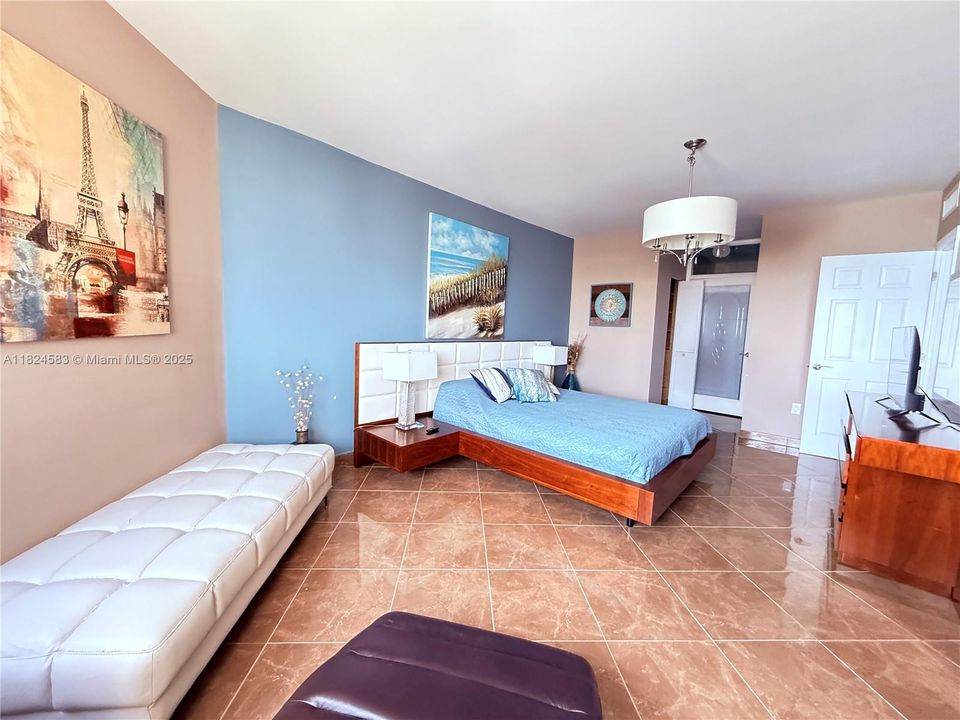 For Sale: $675,000 (2 beds, 2 baths, 1240 Square Feet)