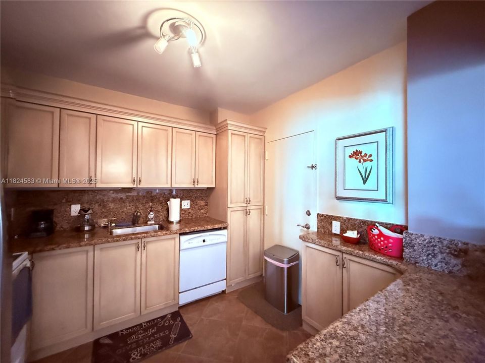 For Sale: $675,000 (2 beds, 2 baths, 1240 Square Feet)