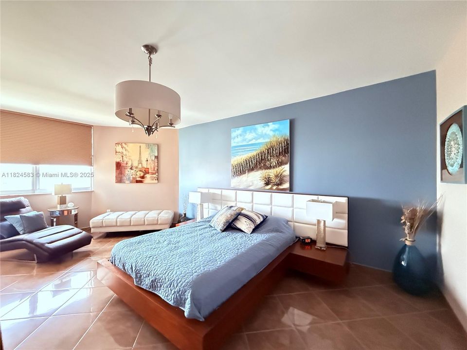 For Sale: $675,000 (2 beds, 2 baths, 1240 Square Feet)