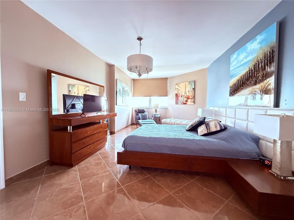 For Sale: $675,000 (2 beds, 2 baths, 1240 Square Feet)