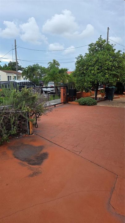 合同活跃: $475,000 (2 贝兹, 2 浴室, 1260 平方英尺)