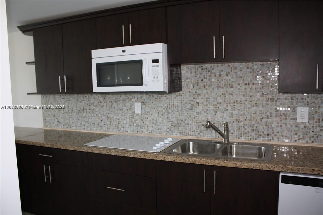 待售: $168,000 (1 贝兹, 1 浴室, 763 平方英尺)