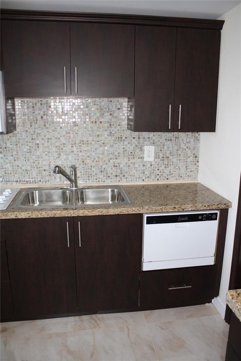 待售: $168,000 (1 贝兹, 1 浴室, 763 平方英尺)