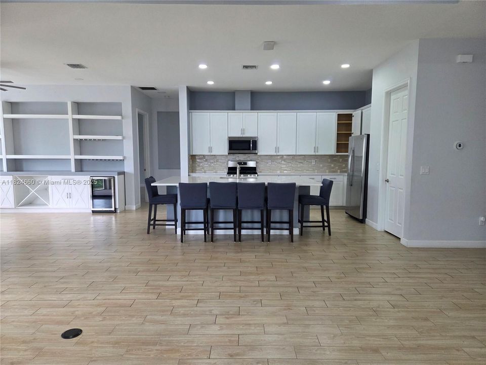 Recientemente alquilado: $3,950 (3 camas, 3 baños, 2635 Pies cuadrados)