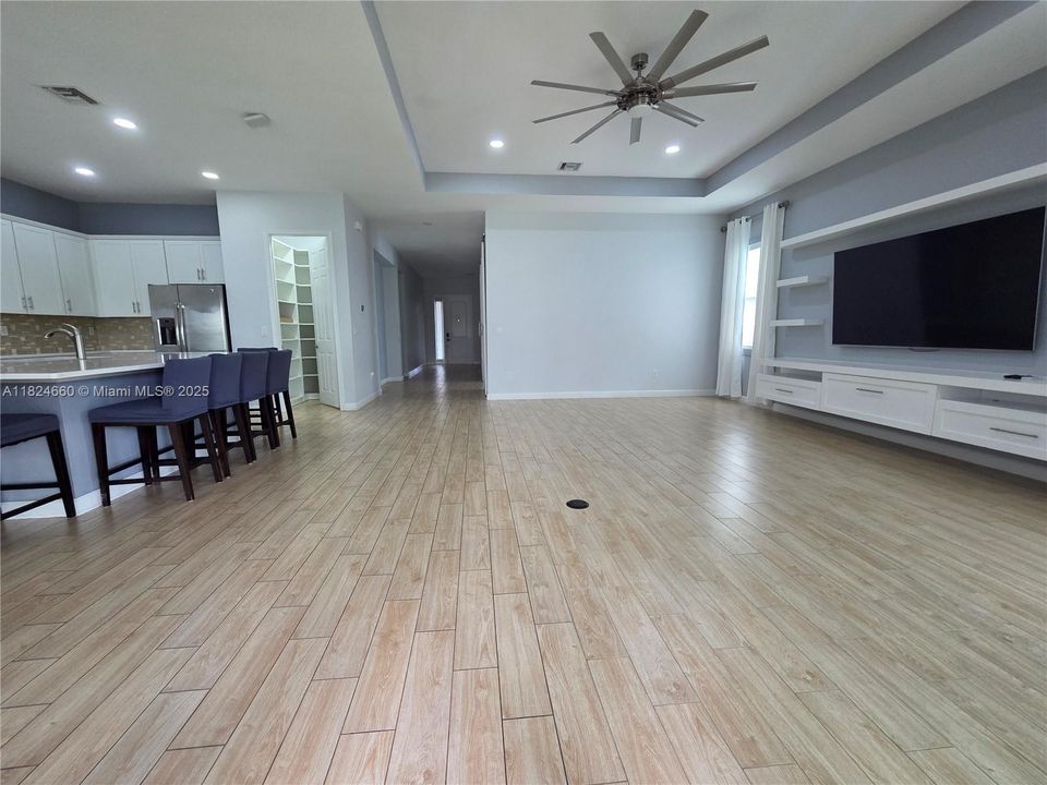 Recientemente alquilado: $3,950 (3 camas, 3 baños, 2635 Pies cuadrados)