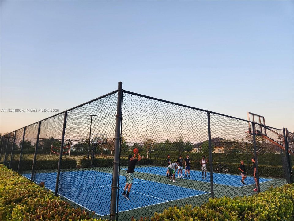 Recientemente alquilado: $3,950 (3 camas, 3 baños, 2635 Pies cuadrados)