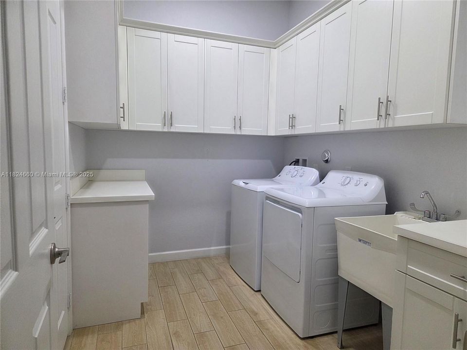 Recientemente alquilado: $3,950 (3 camas, 3 baños, 2635 Pies cuadrados)