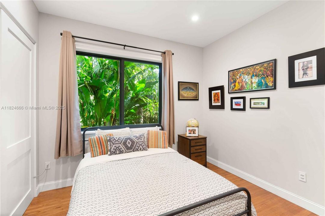 Recently Sold: $3,998,000 (5 beds, 4 baths, 3197 Square Feet)