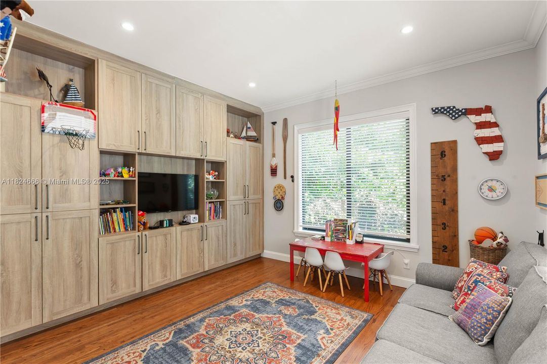 Recently Sold: $3,998,000 (5 beds, 4 baths, 3197 Square Feet)