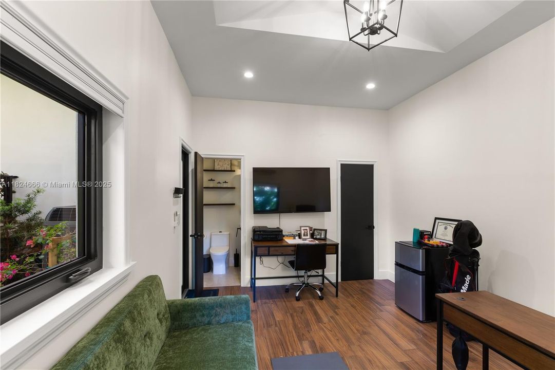 Recently Sold: $3,998,000 (5 beds, 4 baths, 3197 Square Feet)