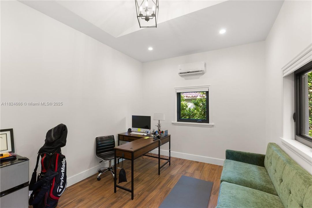 Recently Sold: $3,998,000 (5 beds, 4 baths, 3197 Square Feet)