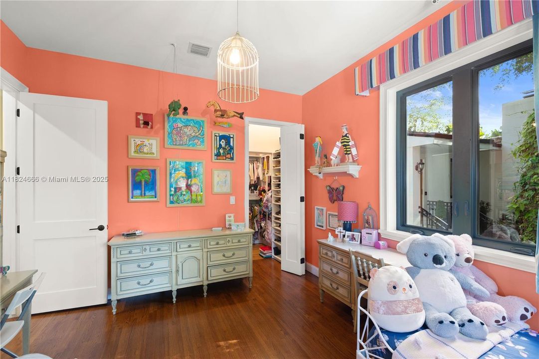 Recently Sold: $3,998,000 (5 beds, 4 baths, 3197 Square Feet)