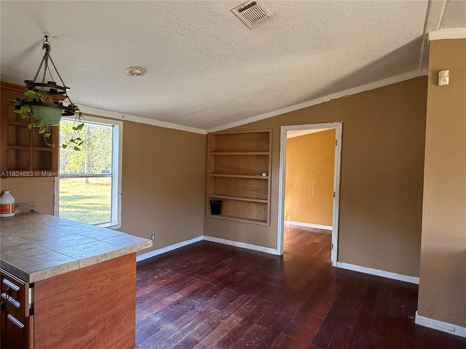 最近售出: $169,999 (3 贝兹, 2 浴室, 0 平方英尺)