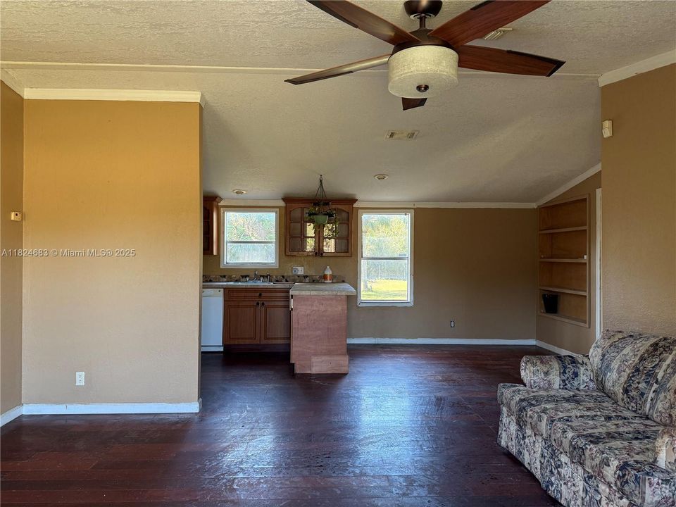 最近售出: $169,999 (3 贝兹, 2 浴室, 0 平方英尺)