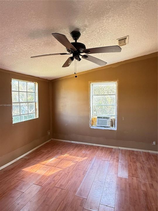 最近售出: $169,999 (3 贝兹, 2 浴室, 0 平方英尺)