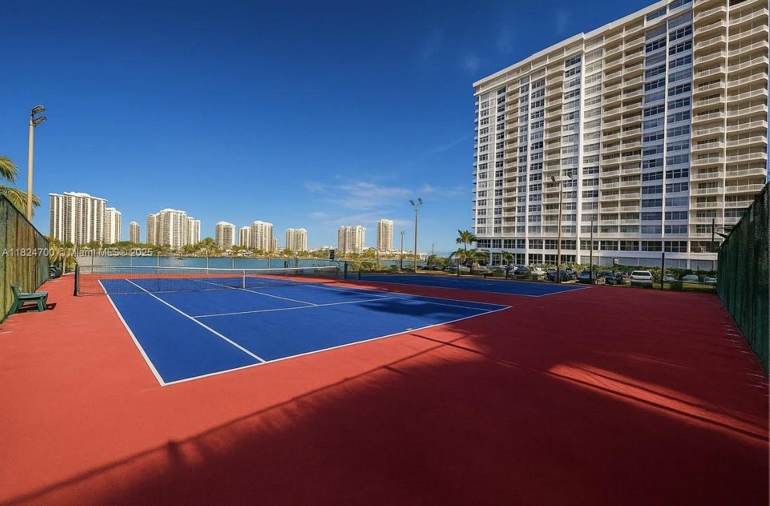 На продажу: $320,000 (2 спален, 2 ванн, 1232 Квадратных фут)