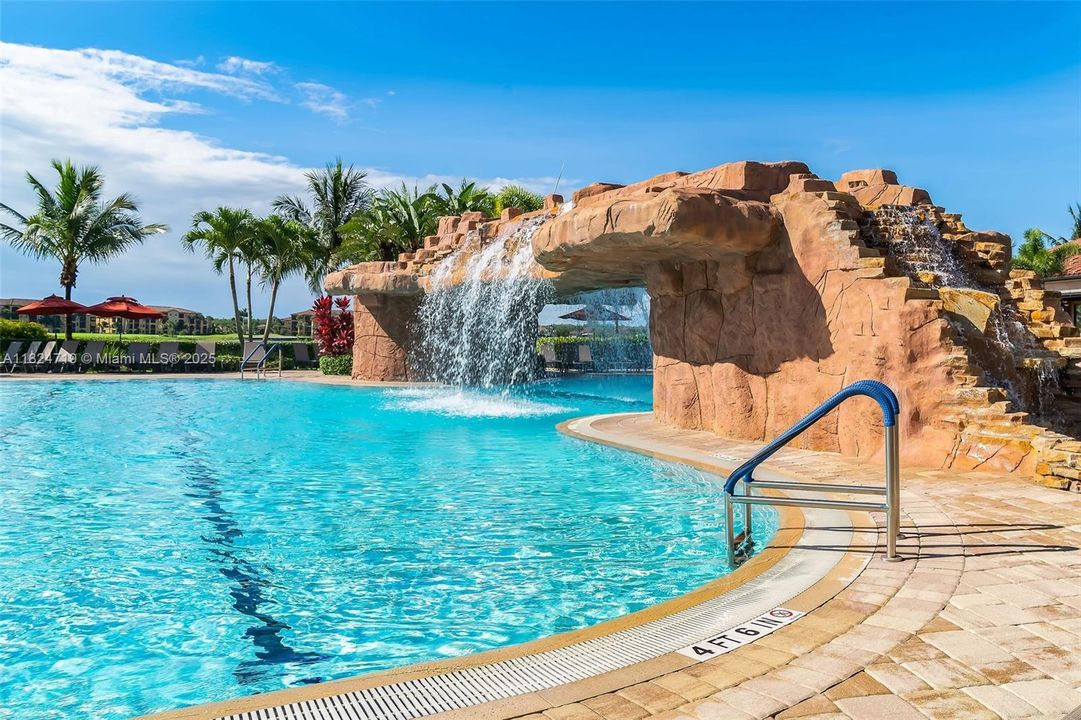 Stunning Lagoon-style pool
