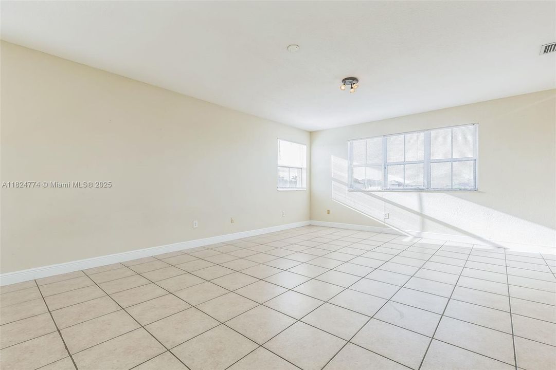 Vendido Recientemente: $811,000 (5 camas, 3 baños, 3748 Pies cuadrados)