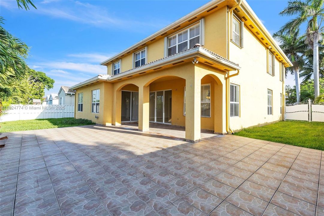 Vendido Recientemente: $811,000 (5 camas, 3 baños, 3748 Pies cuadrados)