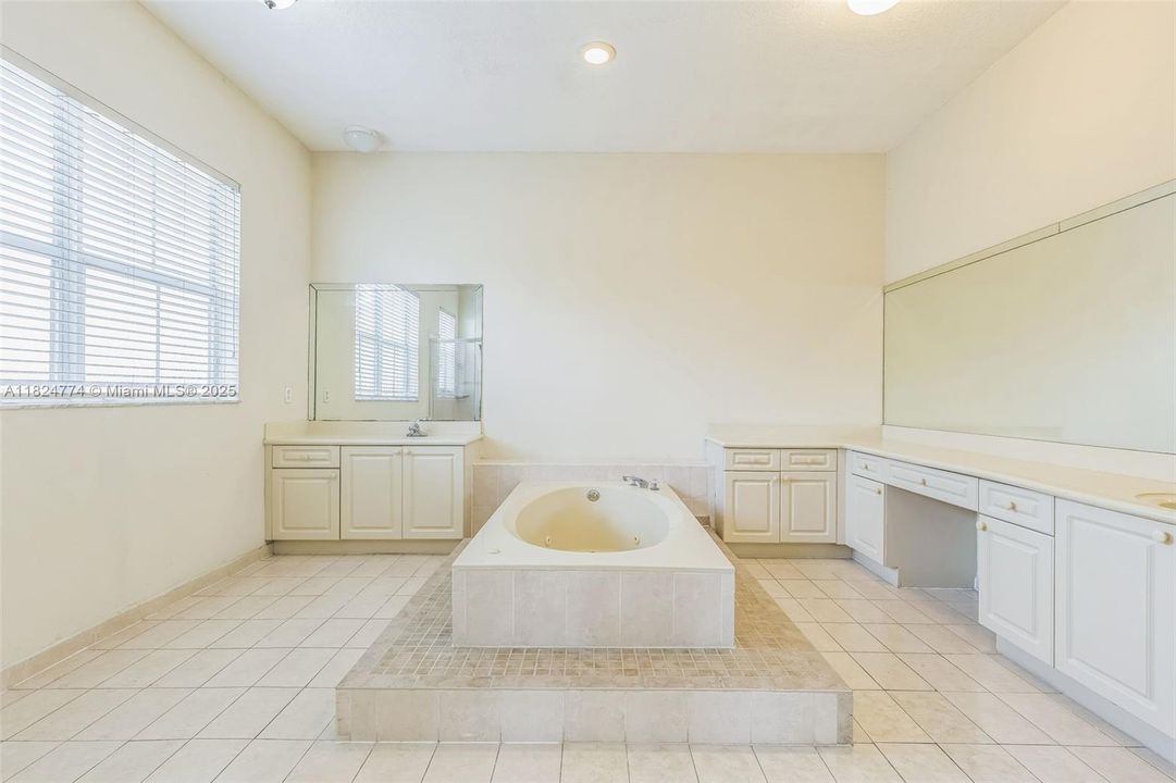 Vendido Recientemente: $811,000 (5 camas, 3 baños, 3748 Pies cuadrados)