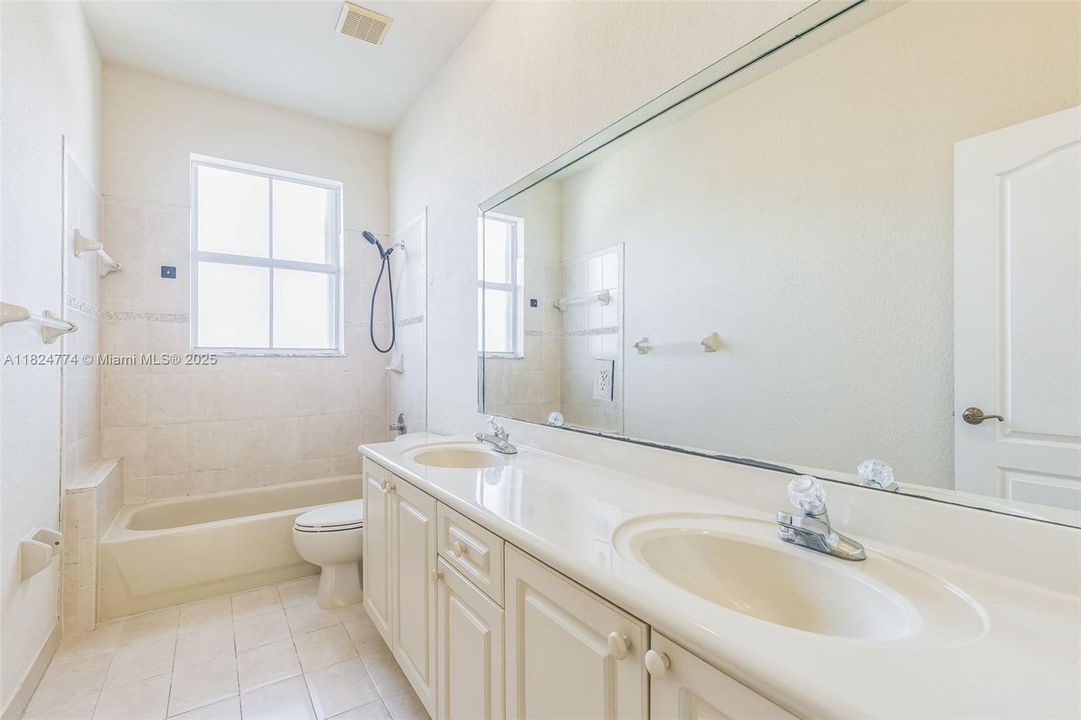 Vendido Recientemente: $811,000 (5 camas, 3 baños, 3748 Pies cuadrados)