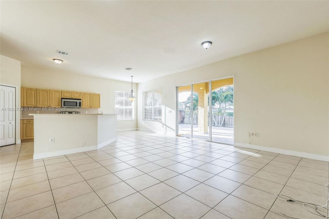 Vendido Recientemente: $811,000 (5 camas, 3 baños, 3748 Pies cuadrados)