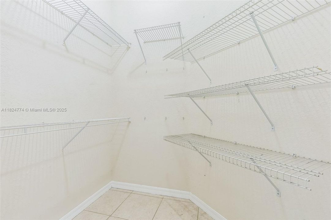 Vendido Recientemente: $811,000 (5 camas, 3 baños, 3748 Pies cuadrados)