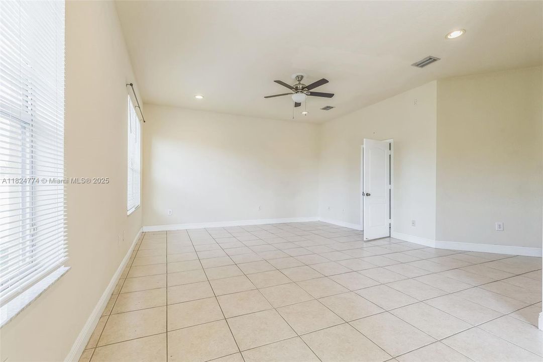 Vendido Recientemente: $811,000 (5 camas, 3 baños, 3748 Pies cuadrados)