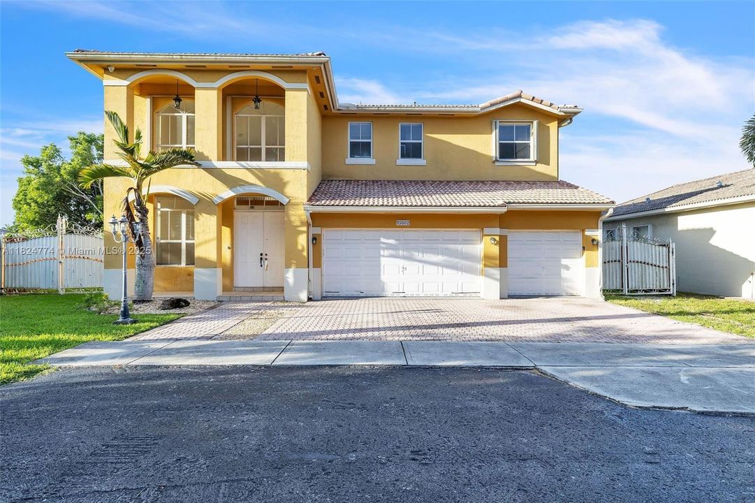 Vendido Recientemente: $811,000 (5 camas, 3 baños, 3748 Pies cuadrados)