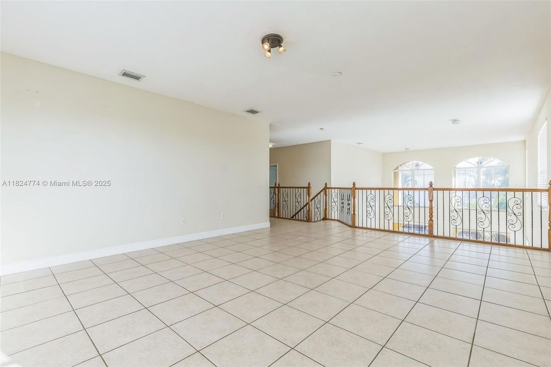 Vendido Recientemente: $811,000 (5 camas, 3 baños, 3748 Pies cuadrados)