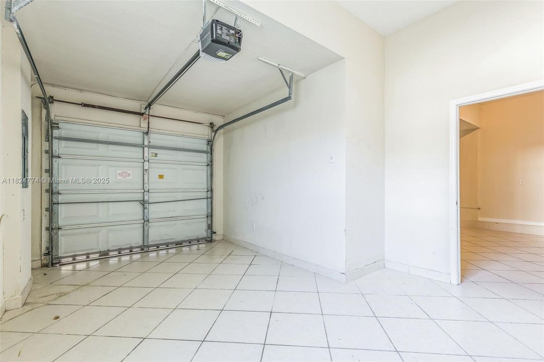 Vendido Recientemente: $811,000 (5 camas, 3 baños, 3748 Pies cuadrados)