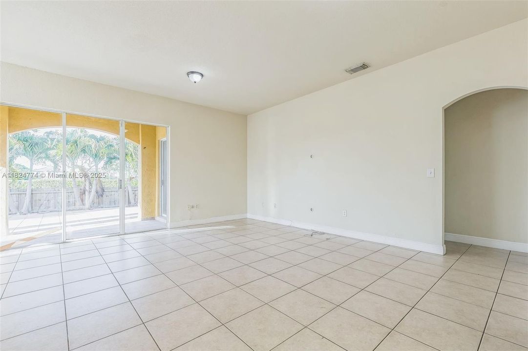 Vendido Recientemente: $811,000 (5 camas, 3 baños, 3748 Pies cuadrados)