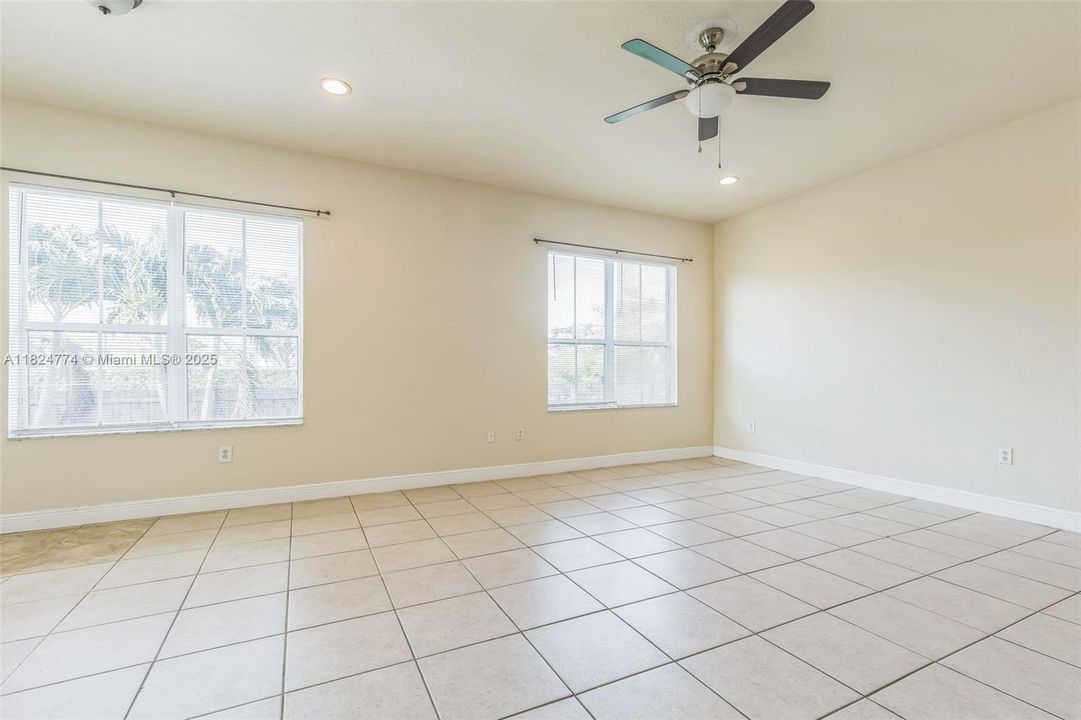 Vendido Recientemente: $811,000 (5 camas, 3 baños, 3748 Pies cuadrados)