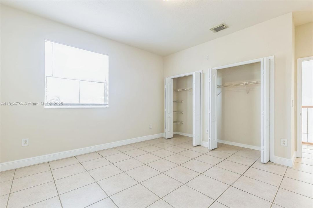 Vendido Recientemente: $811,000 (5 camas, 3 baños, 3748 Pies cuadrados)