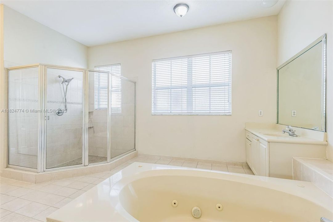 Vendido Recientemente: $811,000 (5 camas, 3 baños, 3748 Pies cuadrados)