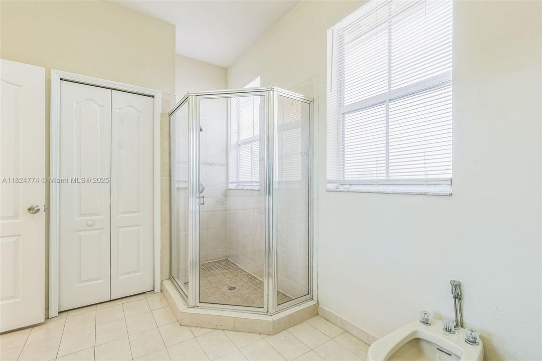 Vendido Recientemente: $811,000 (5 camas, 3 baños, 3748 Pies cuadrados)